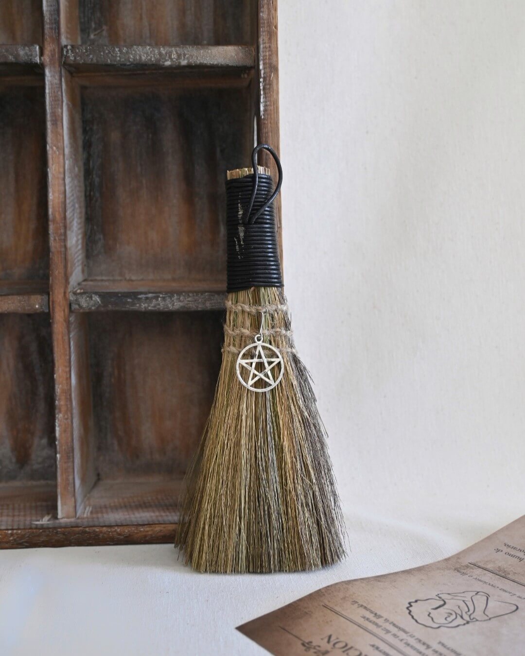 Escoba de Bruja Ritual | Limpieza energética y protección