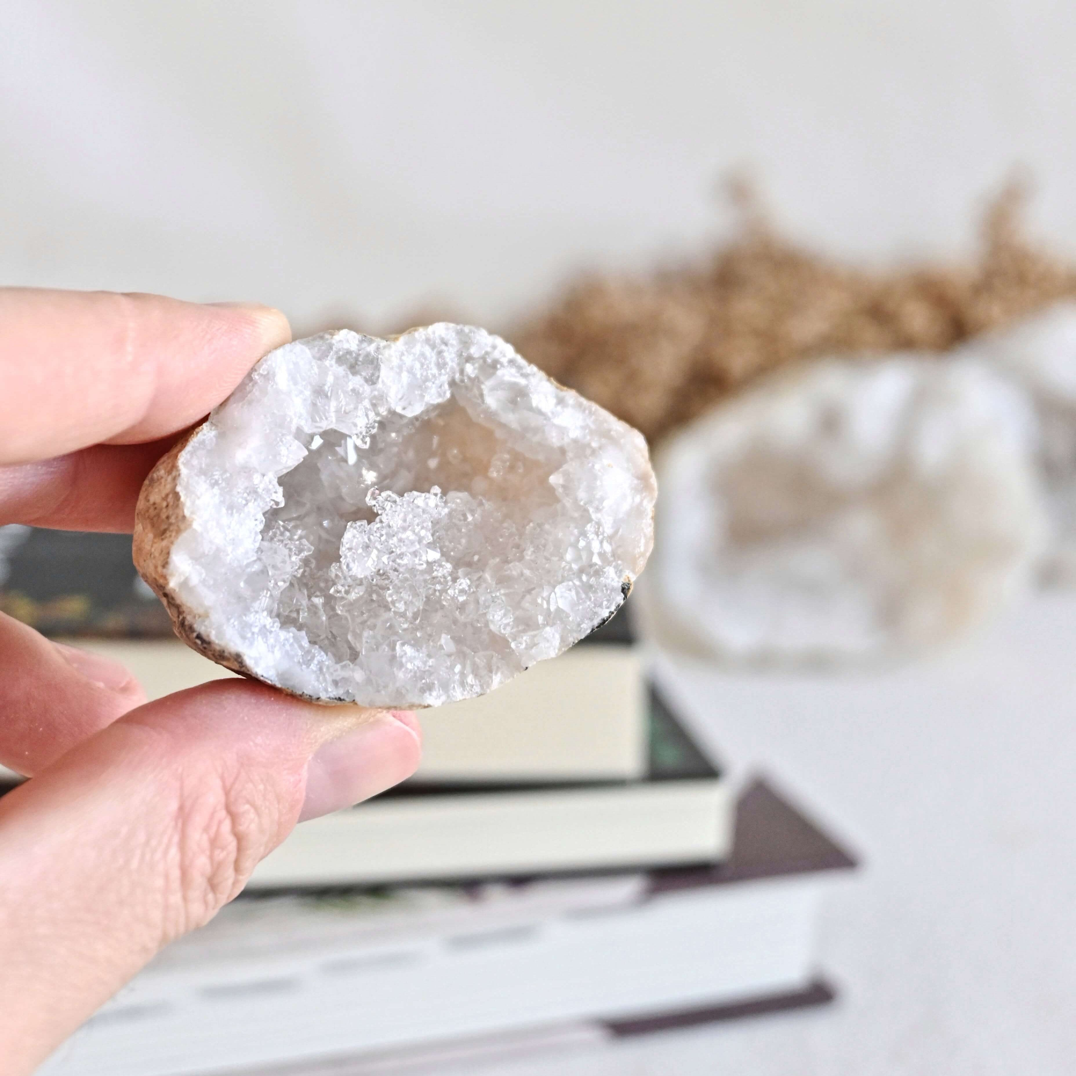 Geoda completa de Cuarzo Blanco pequeña - Armonía & purificación