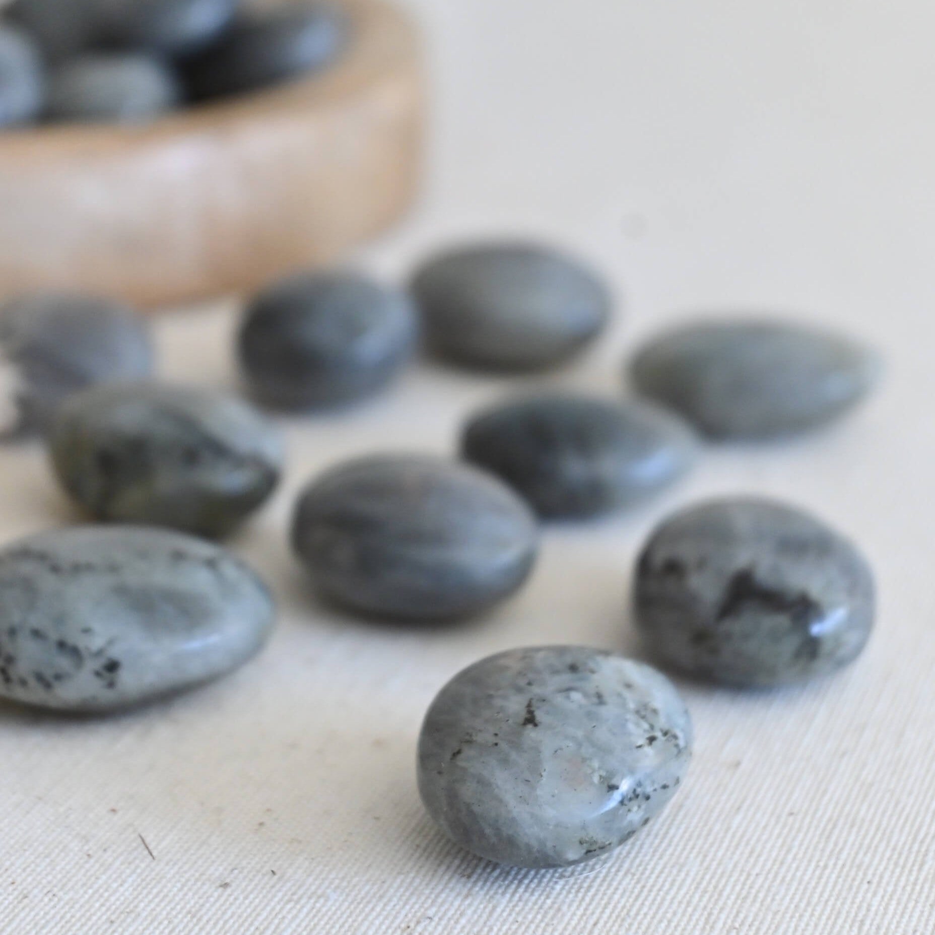 Labradorita - Magia, intuición & protección energética