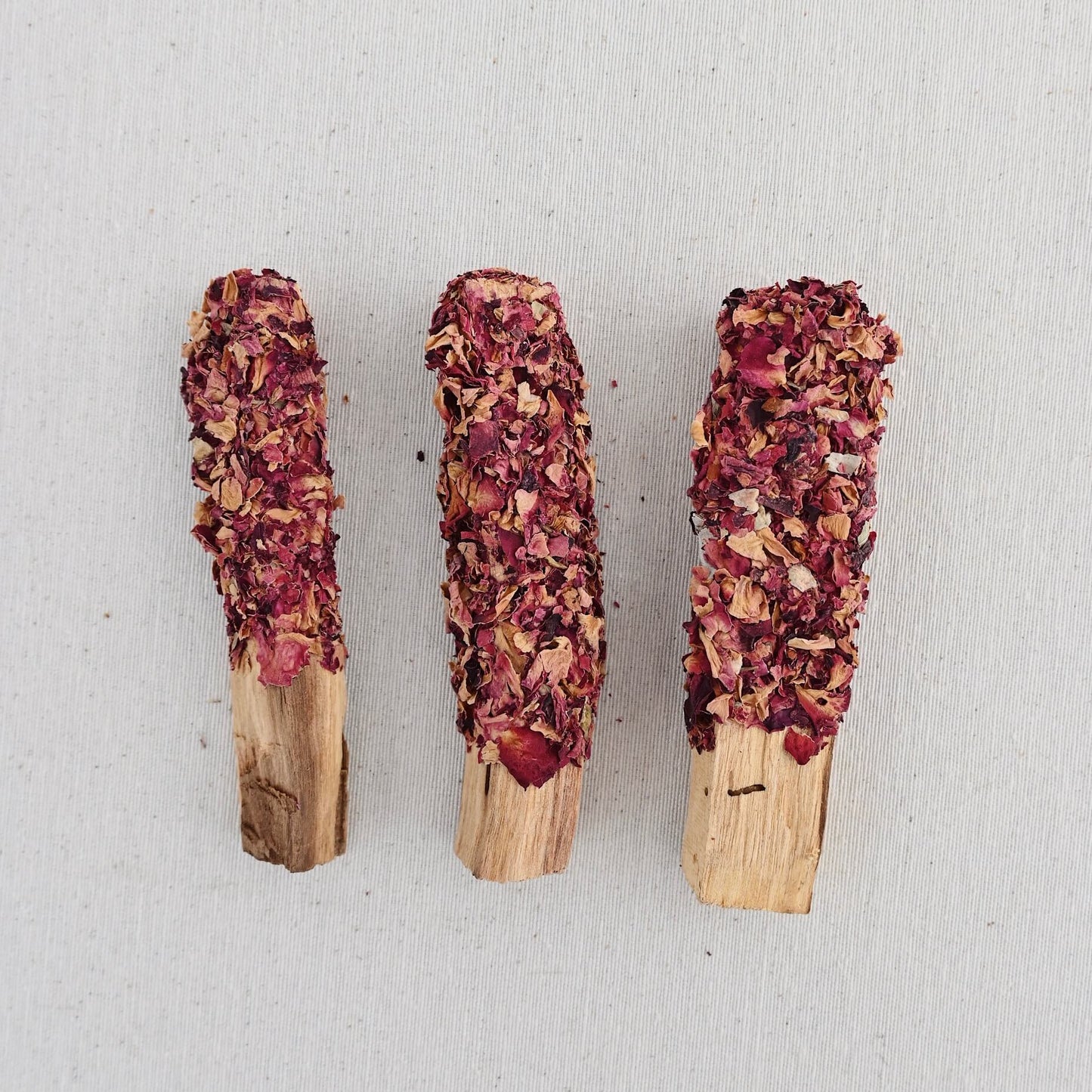 Palo Santo con Pétalos de Rosa - Limpieza energética suave y amorosa
