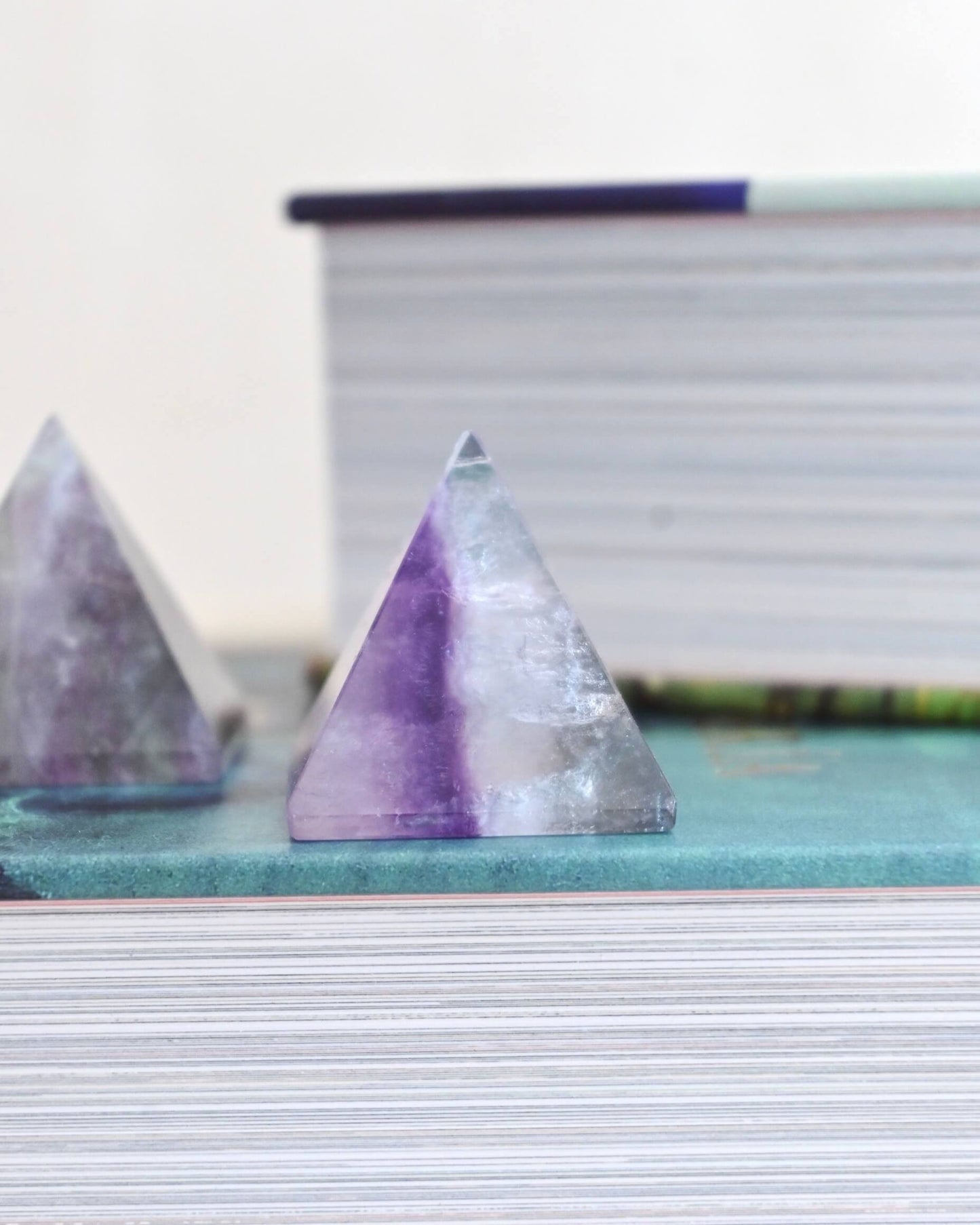 Pirámide de Fluorita pequeña — Claridad, Enfoque & Armonía
