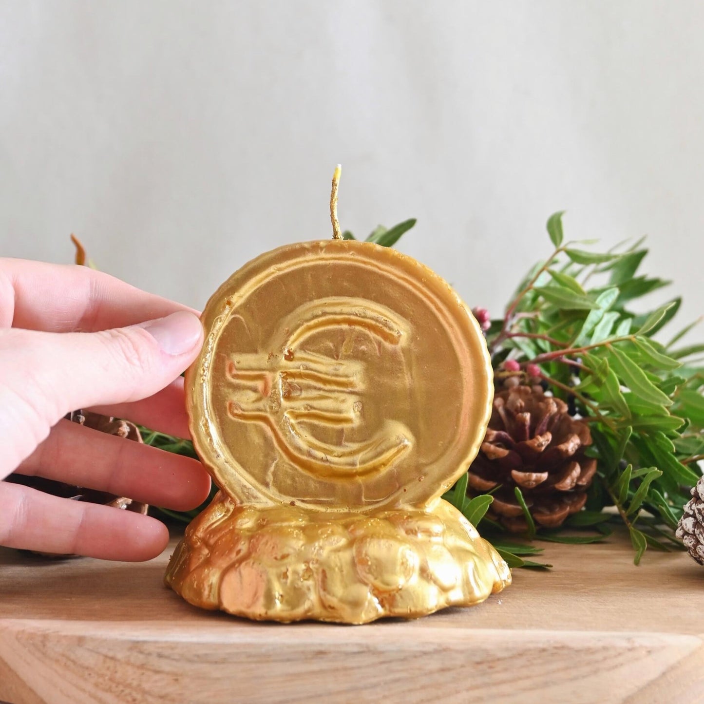 Vela dorada Euro - Manifestación material