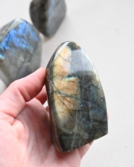 Labradorita | Protección, intuición y belleza energética