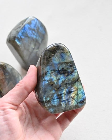 Labradorita | Protección, intuición y belleza energética