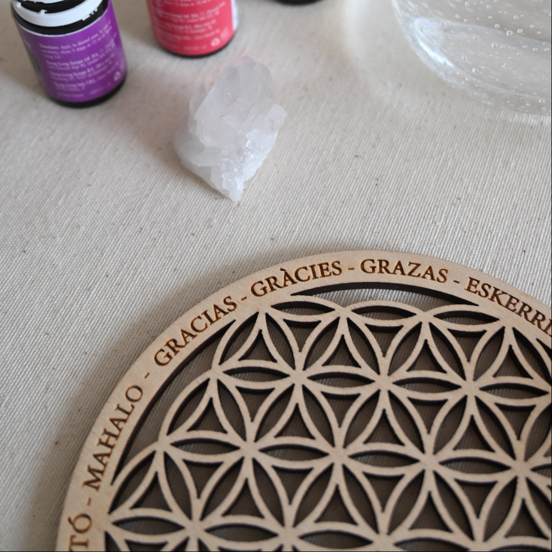 Flor de la vida con palabras grabadas de gratitud - Armoniza tu agua y tus aceites
