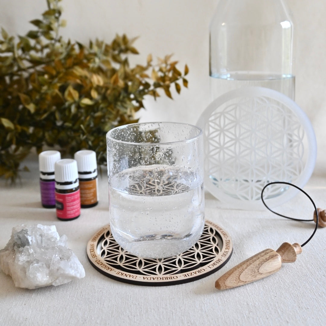 Flor de la vida con palabras grabadas de gratitud - Armoniza tu agua y tus aceites