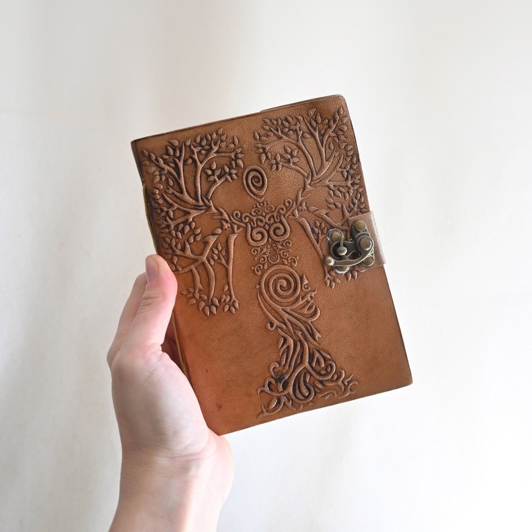 Libreta dríada con funda de cuero vegano