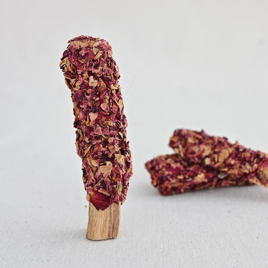 Palo Santo con Pétalos de Rosa - Limpieza energética suave y amorosa