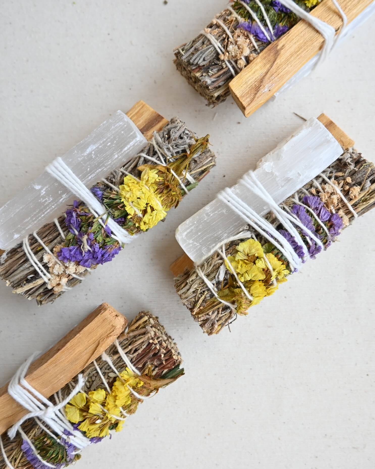 Atado de plantas con palo santo y selenita - Purificación y elevación vibracional