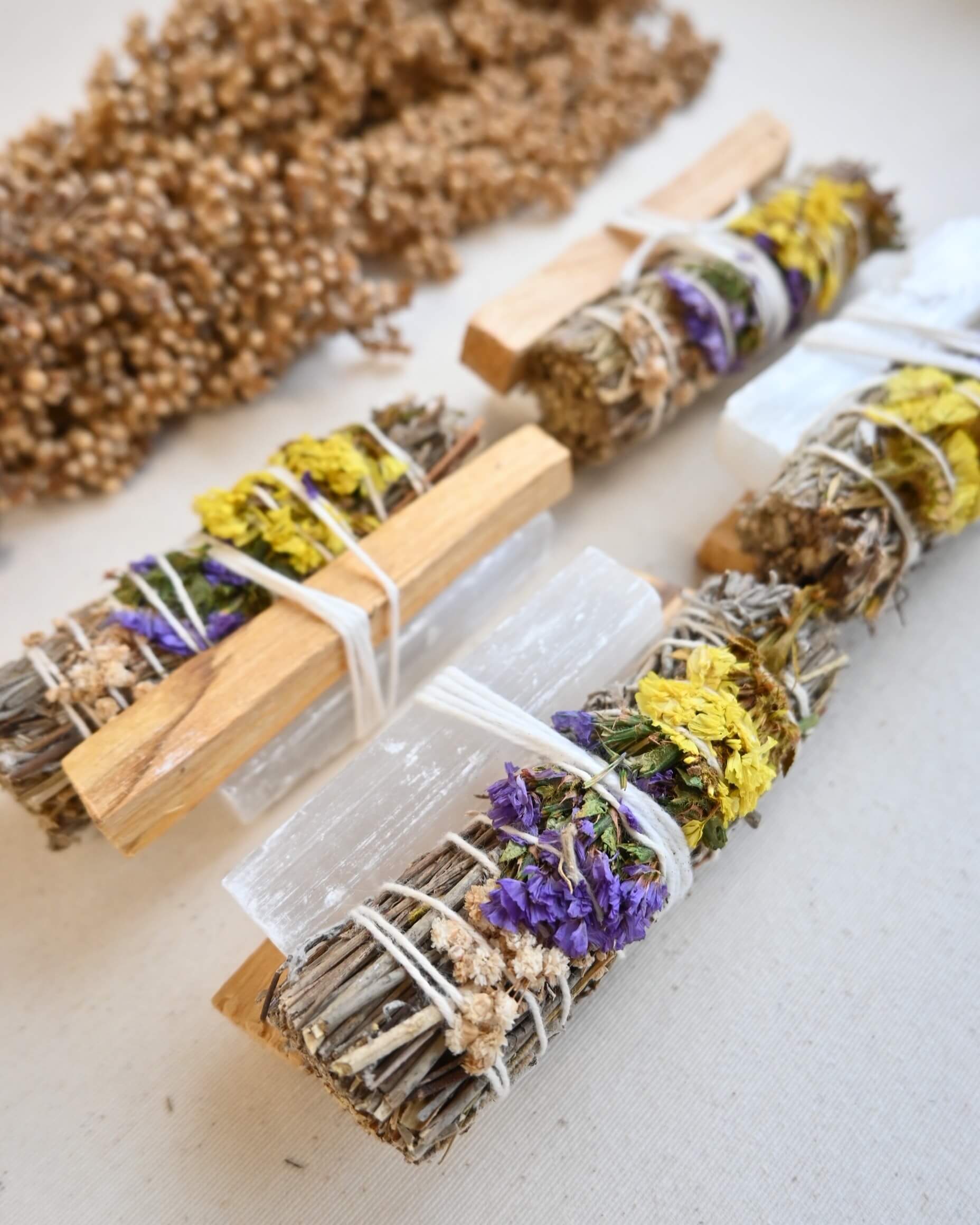 Atado de plantas con palo santo y selenita - Purificación y elevación vibracional
