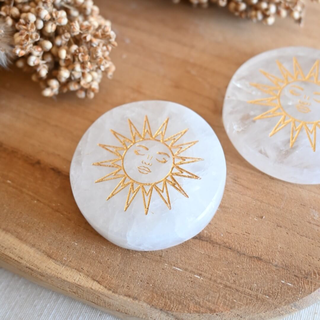 Disco de Cuarzo Blanco con Símbolo Solar dorado