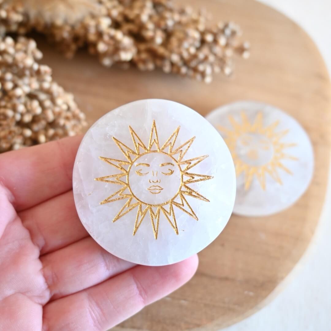 Disco de Cuarzo Blanco con Símbolo Solar dorado